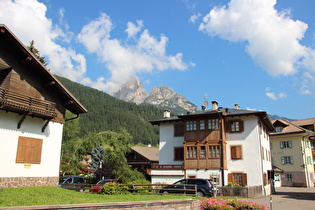 Etappenstart in Pozza di Fassa, Blick auf Torre Rizzi und Aut da Muncion