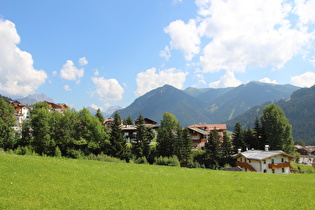 … und Blick nach Nordosten auf v. l. n. r.: Langkofelgruppe, Col Rodella, Piz Ciavazes, Sas de pere da fech, Col Bel, Monte Giumellino und Sas d'Adam