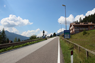 ein wichtiger Hinweis am Ortsausgang von Vigo di Fassa; Blick auf den Sas de Mezdì (rechts) …