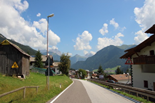 … und Blick über Vigo di Fassa auf v. l. n. r.: Ponsin und Langkofelgruppe dahinter, Col Rodella, Piz Ciavazes, Sas de pere da fech und Col Bel