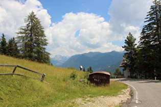 zwischen Vallonga und Passhöhe, Blick auf v. l. n. r.: Piz Ciavazes, Sas de pere da fech, Col Bel, Monte Giumellino, Sas d'Adam und Sas de Porcel