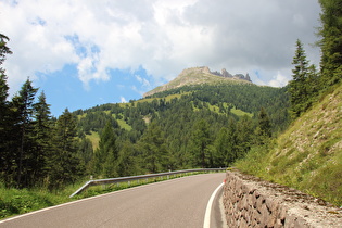 zwischen Vallonga und Passhöhe, Blick auf die Nordflanke der Catinaccio