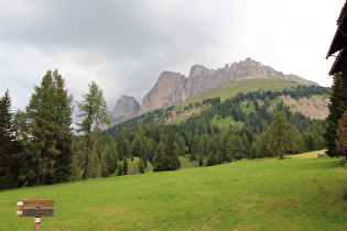 Blick von der Passhöhe auf die Catinaccio …