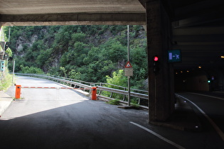 neuer Tunnel und alte Straße in der Eggentaler Klamm