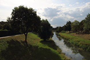 die Westaue in Winstorf, Blick flussaufwärts …