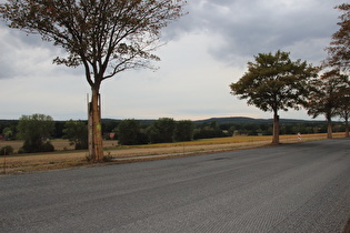 B441 zwischen Abfahrt Winzlar und Kappellenhöhe, Blick auf die Rehburger Berge, …