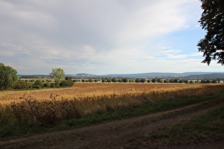 Blick von der Südostflanke des Benther Berges auf Süllberg und Deister …