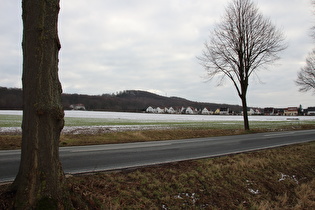 zwischen Northen und Lenthe, Blick auf Northen und zum Gipfel des Benther Berges …