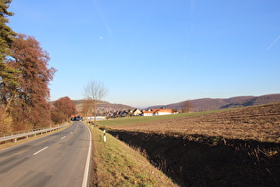 Blick auf Dassel, dahinter der Bierberg und den Ellenser Wald