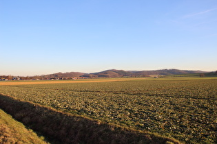 östlich von Wellersen, Blick auf Dassensen und den Höhenzug Ahlsburg …