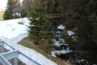 ein Bach ziemlich weit oben, und erste Schneereste