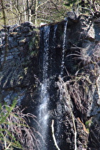 Zoom auf die Oberkante dieses "künstlichen" Wasserfalls