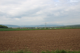 … und Blick auf Holzminden im Wesertal und den Burgberg