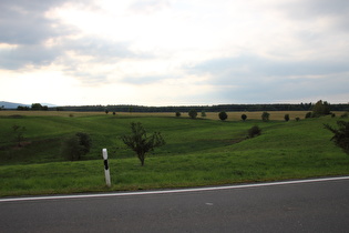 zwischen Elbingerrode und Wernigerode, Blick über einen Talschluss, am Horizont der Brocken