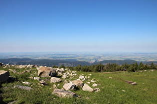 knapp unterhalb des Gipfels Blick über Ilsenburg nach Nordosten …