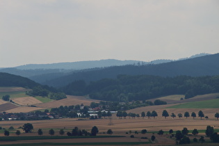 Zoom auf Heyen und die Passstraße nach Bodenwerder, dahinter der Vogler