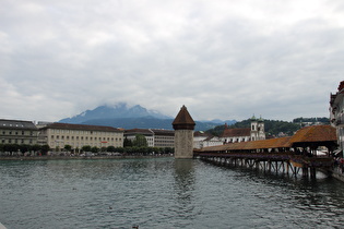 die Kapellbrücke über die Reuss, im Hintergrund der Pilatus