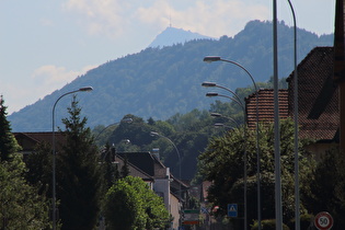 Zoom auf den Sonnenberg und weit dahinter den Rigi-Kulm