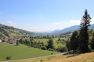 oberhalb der ersten Kehre Blick ins Tal der Kleinen Emme und ins Reusstal