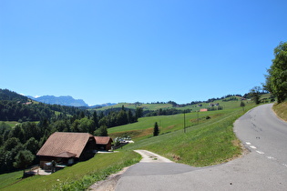 … und Blick nach Südwesten zur Passhöhe