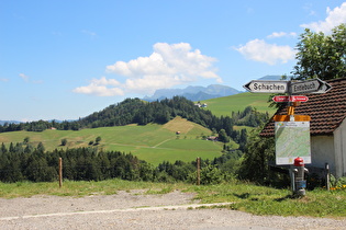 … und Blick nach Osten auf die Schilder auf der Passhöhe