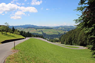 Renggpass, oberes Ende der Westrampe, Blick über die Kehrengruppe ins Entlebuch und das Napfbergland dahinter