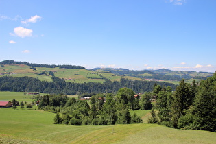 weiter unten, Blick über das Tal der Kleinen Emme ins Entlebuch und das Napfbergland dahinter …