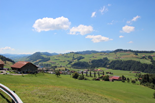 … und Blick auf den Ort Entlebuch (LU) und das südlich sich aufweitende Tal der Kleinen Emme