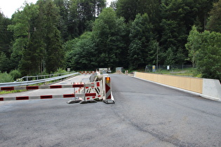 die im Umbau befindliche Brücke