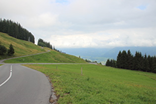 noch weiter unten, Blick nach Nordosten ins Sarneraatal und die von einer scharfen Wolkenkante "abgesägten" Berge dahinter