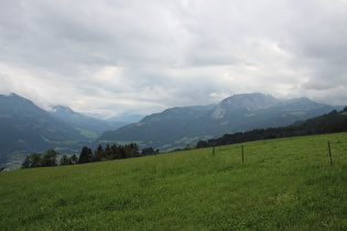 Blick ins Sarneraatal talaufwärts und auf den Giswilerstock