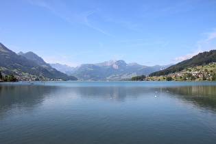 Sarnersee, Nordufer, Blick nach Süden auf Giswil, dahinter der Giswiler Stock und dahinter der Höch Gumme, …