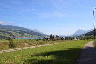 zwischen Sachseln und Giswil, Blick nach Norden auf den Sarnersee und die Ostflanke der Emmentaler Alpen