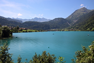 Blick über den Lungernersee auf Lungern, am Horizont die Berner Alpen, links das Wilerhorn