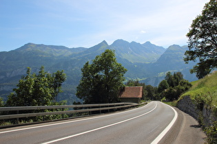 weiter unten, Blick nach Süden auf die Nordflanke der Berner Alpen …