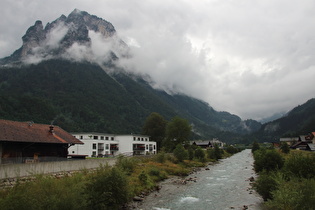 der Blattenstock, und die Aare in Innertkirchen, Blick flussaufwärts …