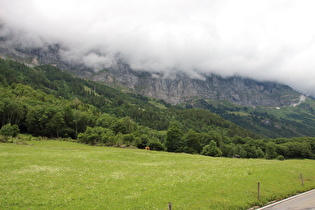 Blick auf die wolkenverhangene Gadmerflue