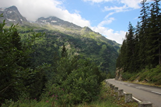 hochalpin lauert der Abgrund neben der Straße, Blick talabwärts