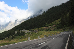 Blick über eine Kehre bergauf zur immer noch wolkenverhangenen Gadmerflue