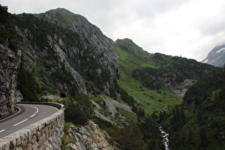 … und Blick auf die Straße am Abgrund