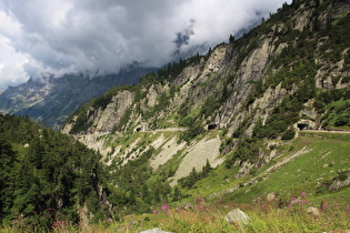 weiter oben, Blick talabwärts auf die Straße mit den Tunneln