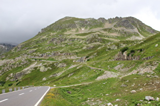 Blick auf neue Sustenstrasse und alte Sustenstrasse, heute ein Wanderweg