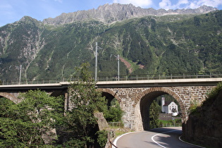 … und Blick durch die Brücke auf die Sankt-Gallus-Kirche Wassen