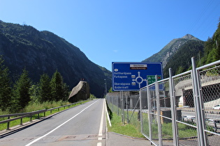 nördlich von Göschenen, Teufelsstein und Nordportal des Gotthard-Strassentunnels
