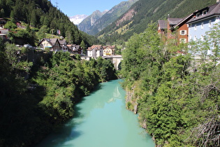 Blick von der Brücke auf die Göschener Reuss flussaufwärts