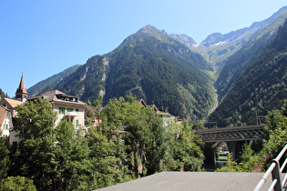 Blick auf die Göschener Reuss und das steil abfallende Riental