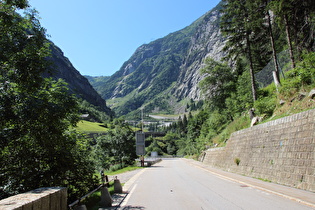 … und Blick talaufwärts auf Gotthardstrasse und Schöllenenbahn