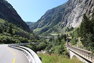 etwas weiter, Gotthardstrasse und Schöllenenbahn, Blick talaufwärts