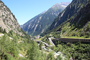 Blick talabwärts auf Häderlisbrücke, Gotthardstrasse und Göschenen