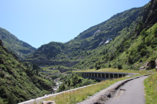 … und Blick talaufwärts, am Berghang ein Entlüftungsschacht des Gotthard-Strassentunnels